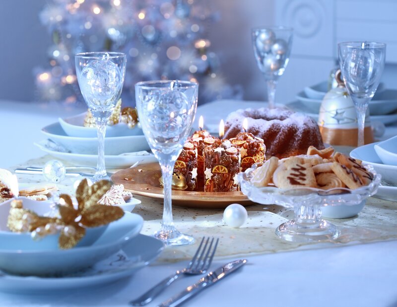 Festive Holiday Table Setting — White, Winter