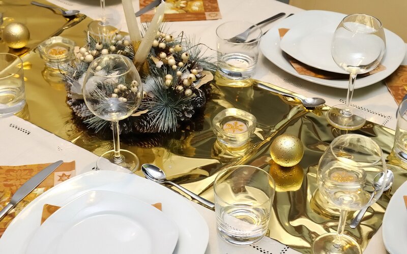 Festive Table Setting — Gold, Elegant