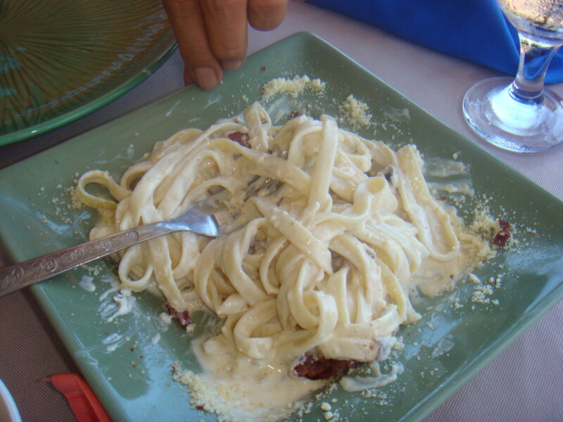 Fettuccine Alfredo on a green plate