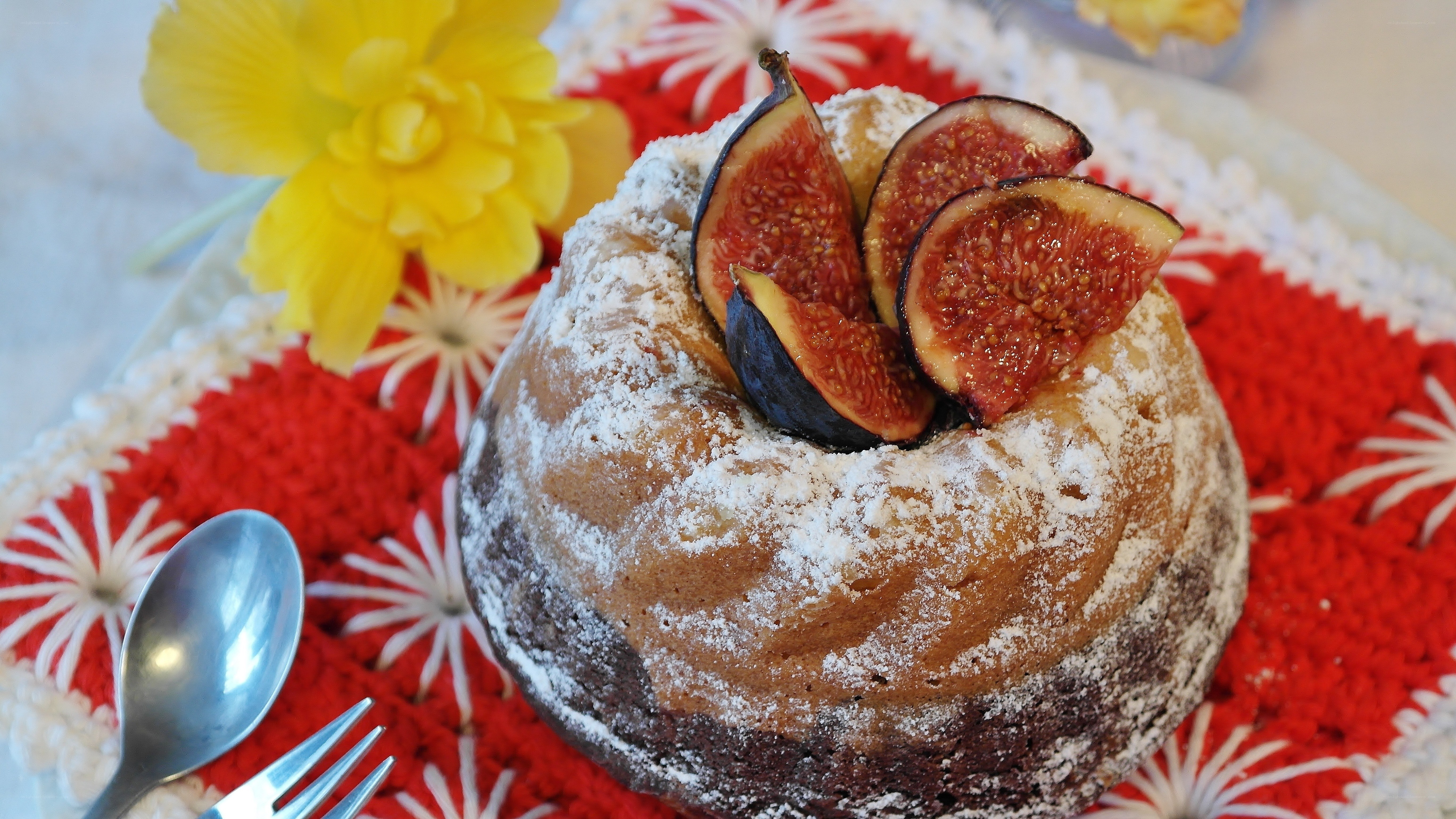 fig cake with powdered sugar