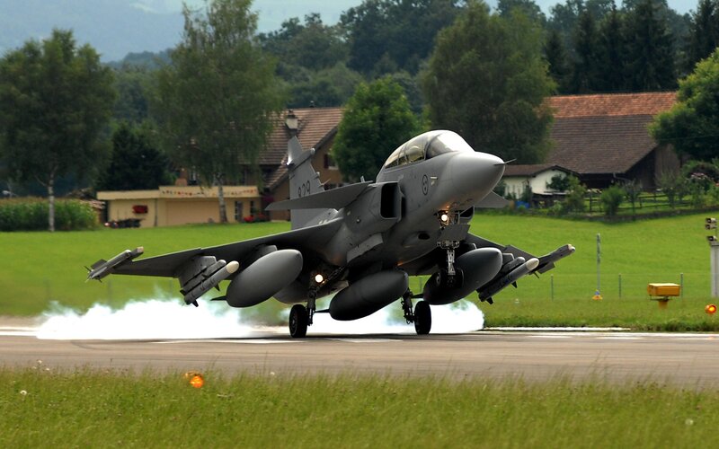 Fighter Jet on Runway — Green, Dynamic