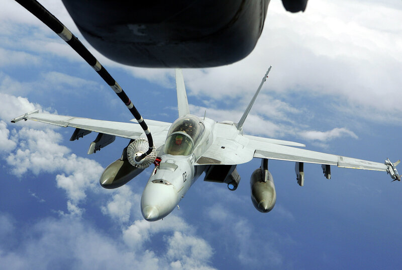 fighter jet refueling in flight