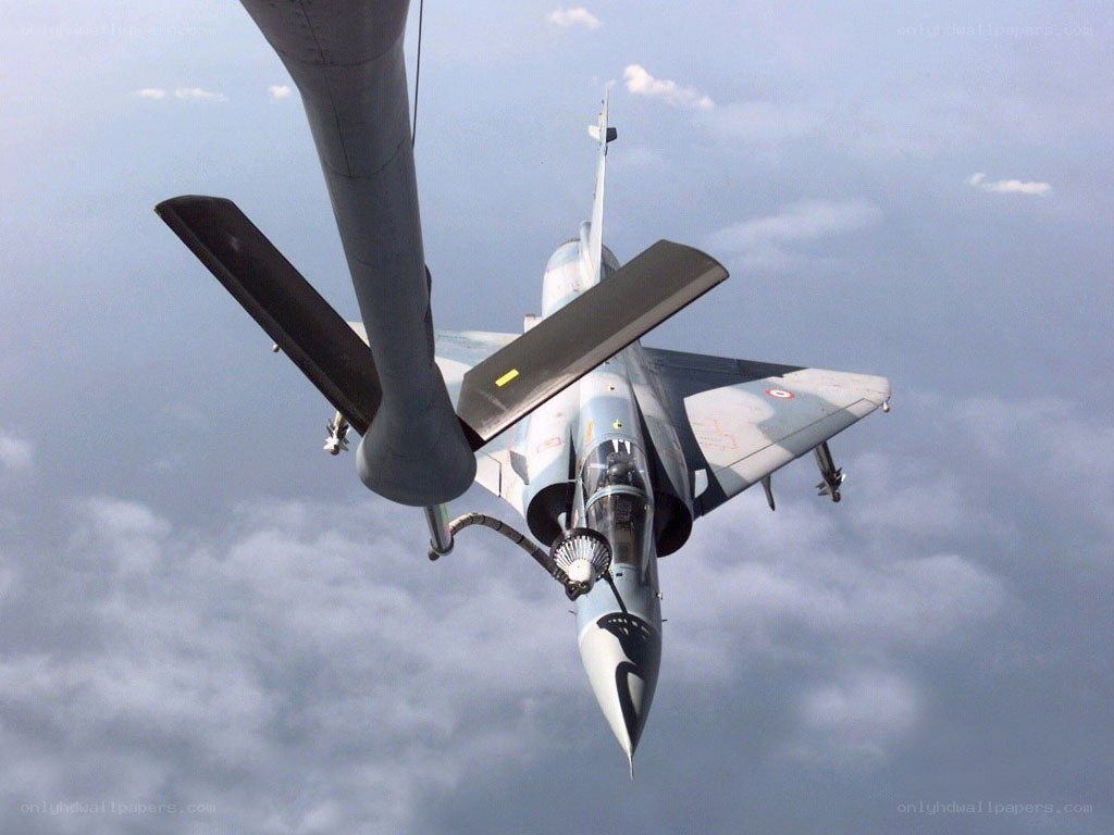 fighter jet refueling in flight