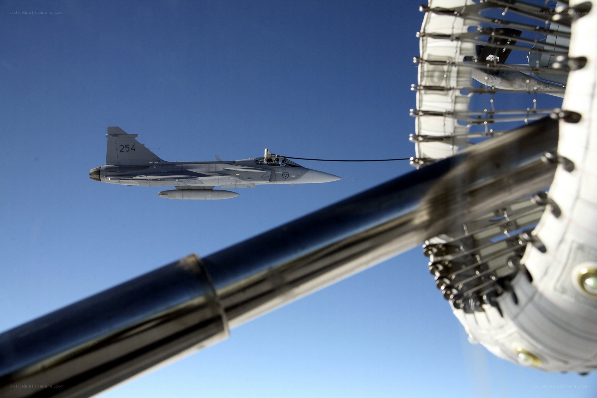 fighter jet refueling in flight
