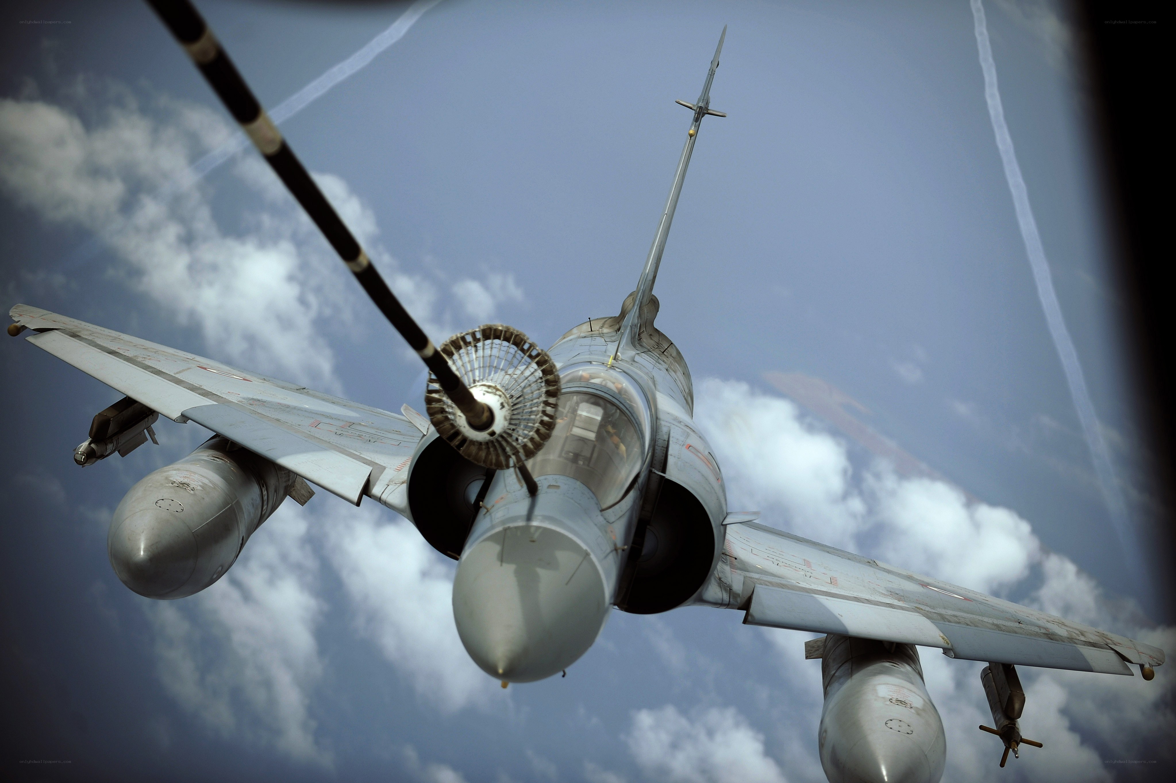 fighter jet refueling in flight