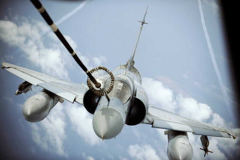 fighter jet refueling in flight