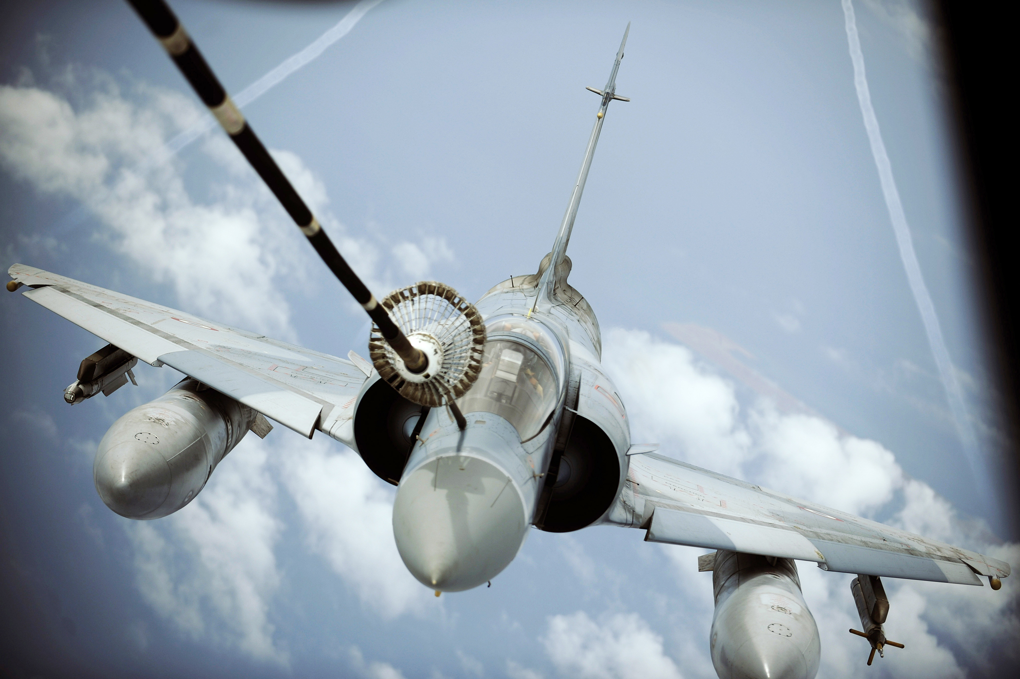 fighter jet refueling in flight