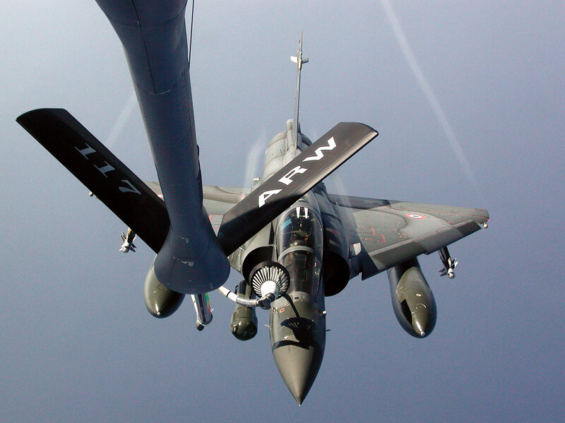 fighter jet refueling in flight