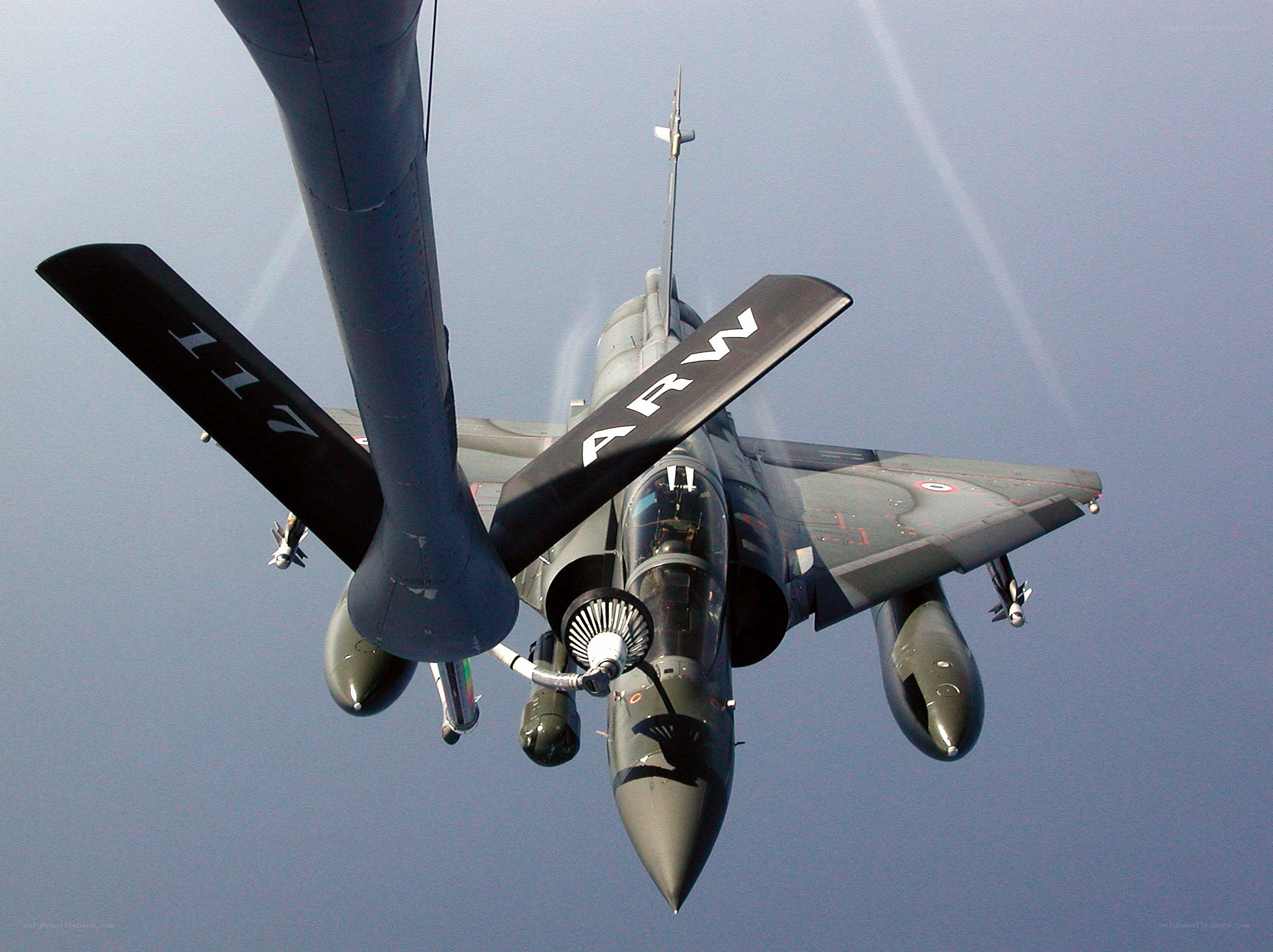 fighter jet refueling in flight
