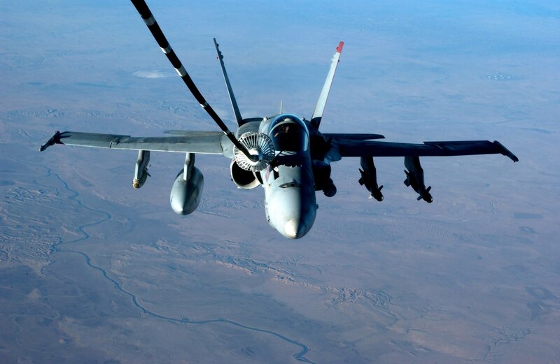 fighter jet refueling in flight