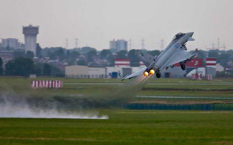 Fighter Jet Taking Off — Green, Dynamic