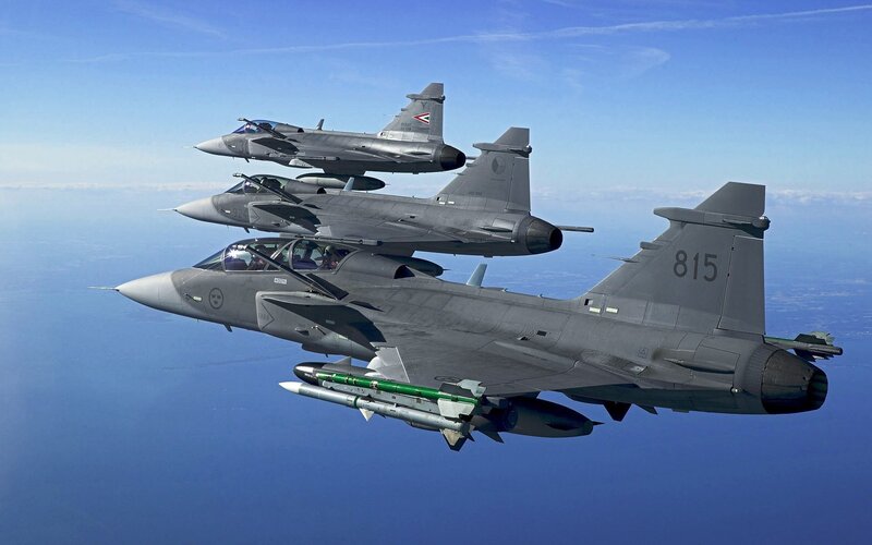 Fighter jets in formation