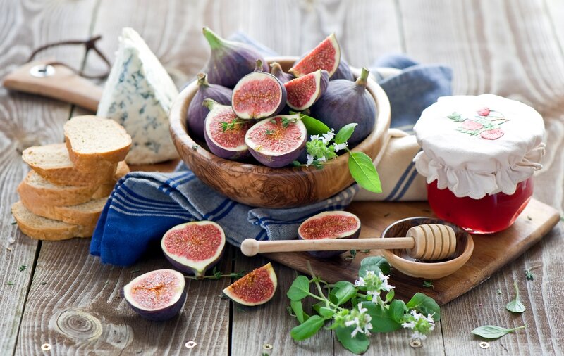 Figs with Cheese and Honey