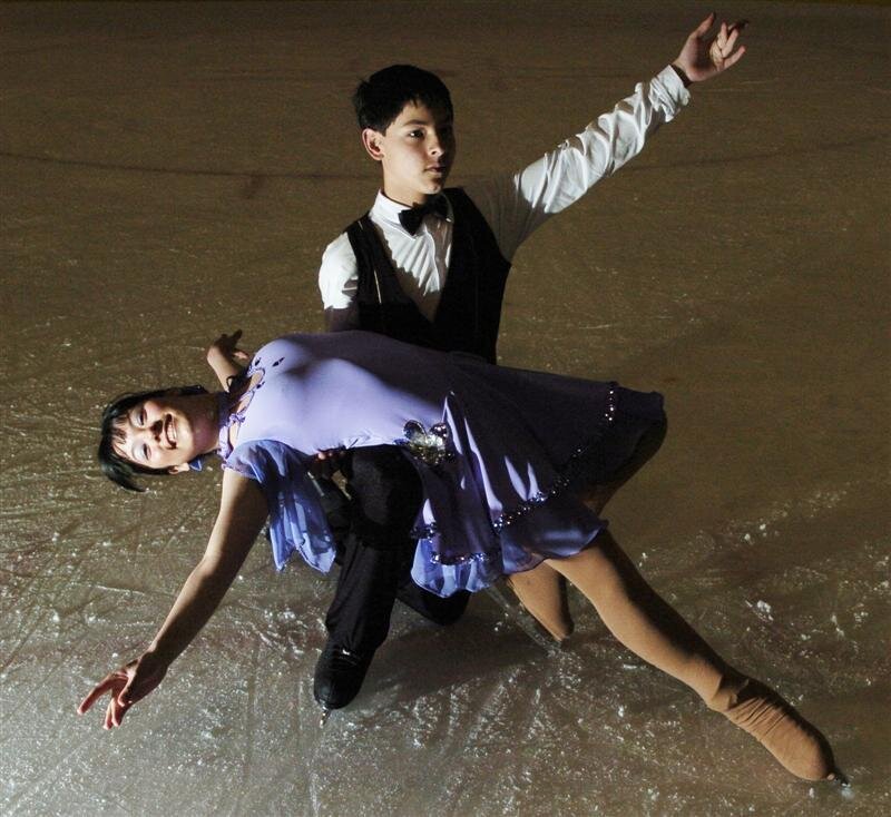 Figure skating pair performing a lift