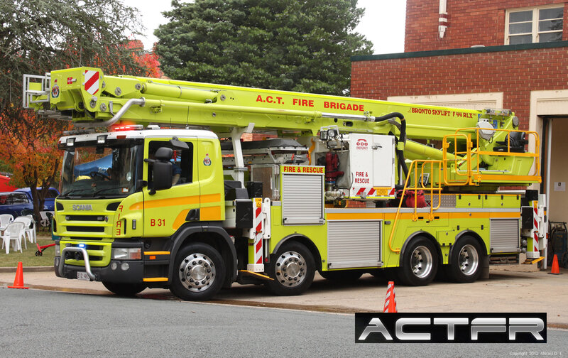 Fire Truck with Ladder — Yellow, Neutral