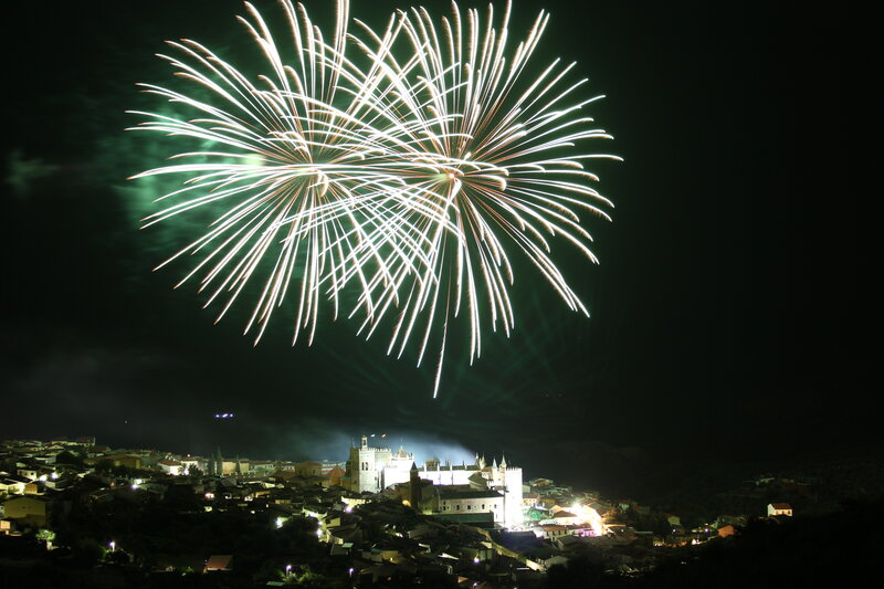 Fireworks over Castle — Black, Dramatic, Night, Photograph