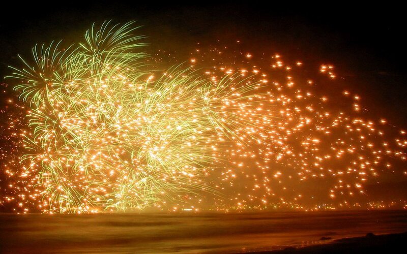 Fireworks over Water — Green, Dramatic, Night