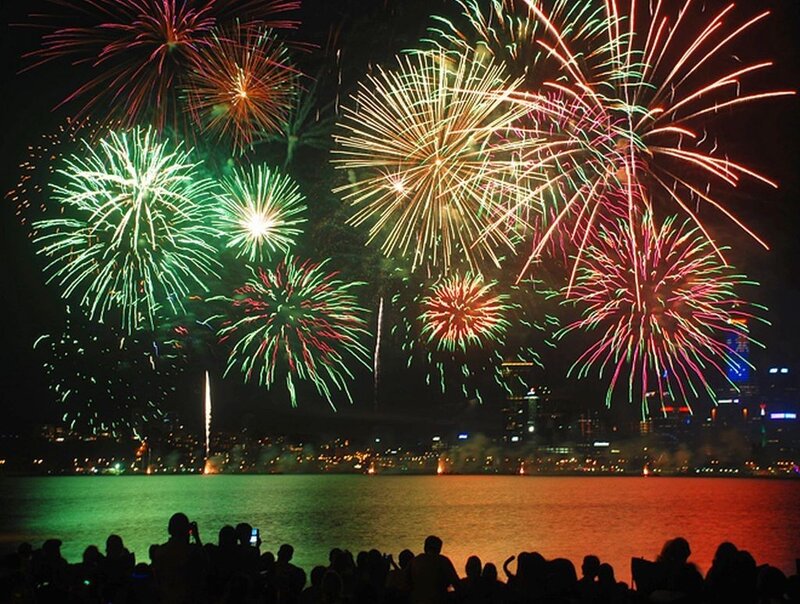 Fireworks over Water — Green