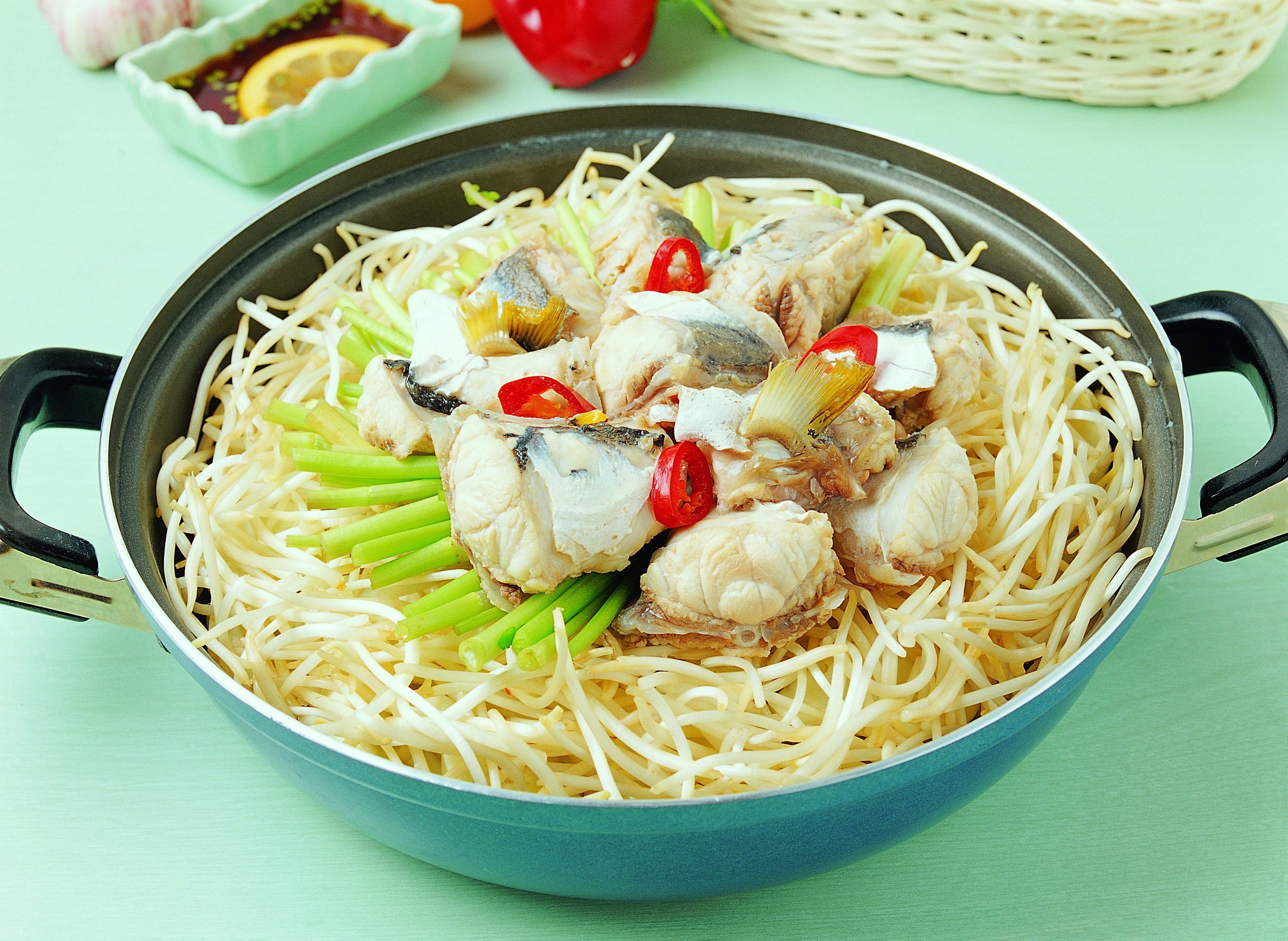 Fish and bean sprouts in a pan