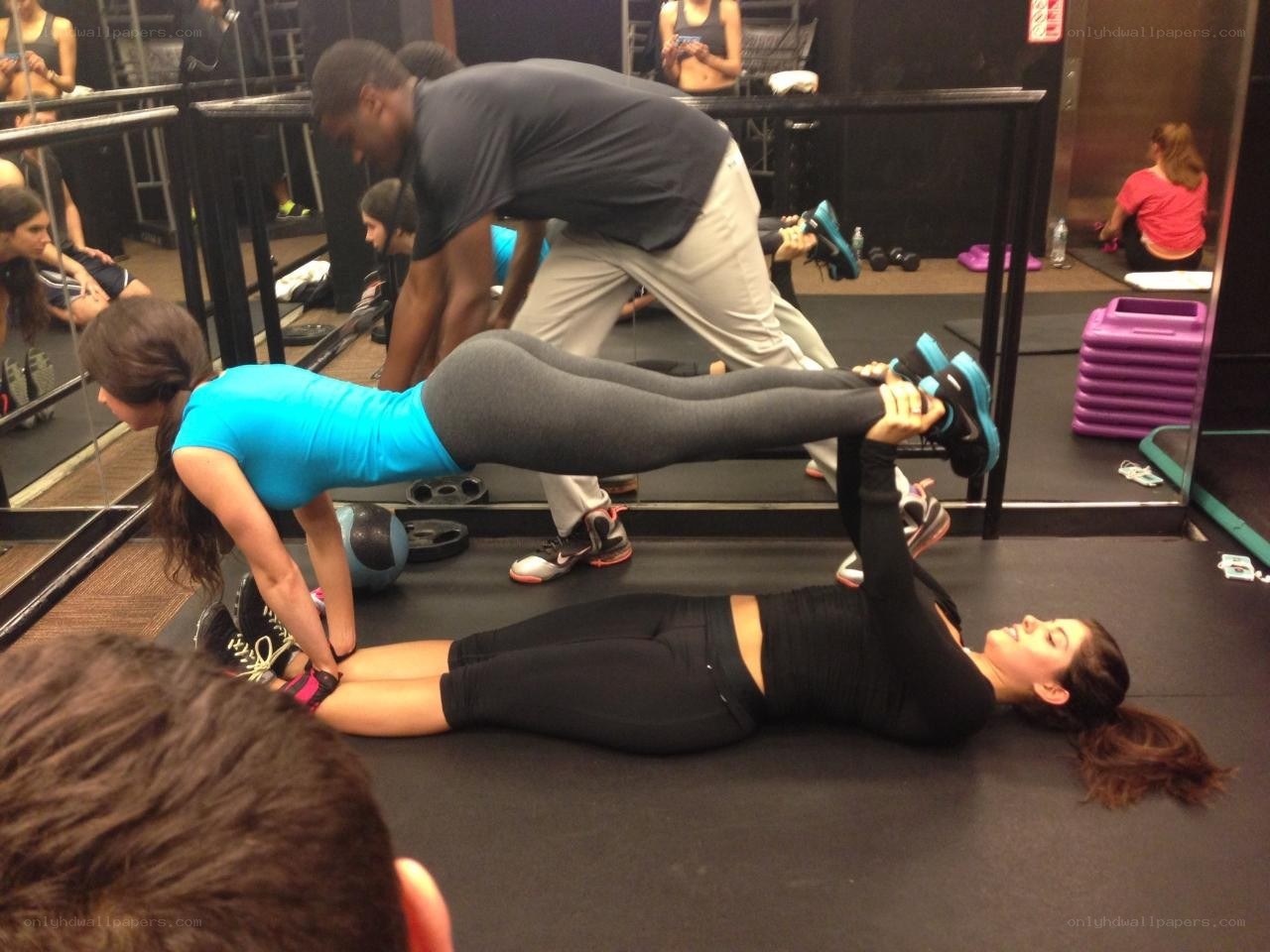 Fitness class with partner exercises