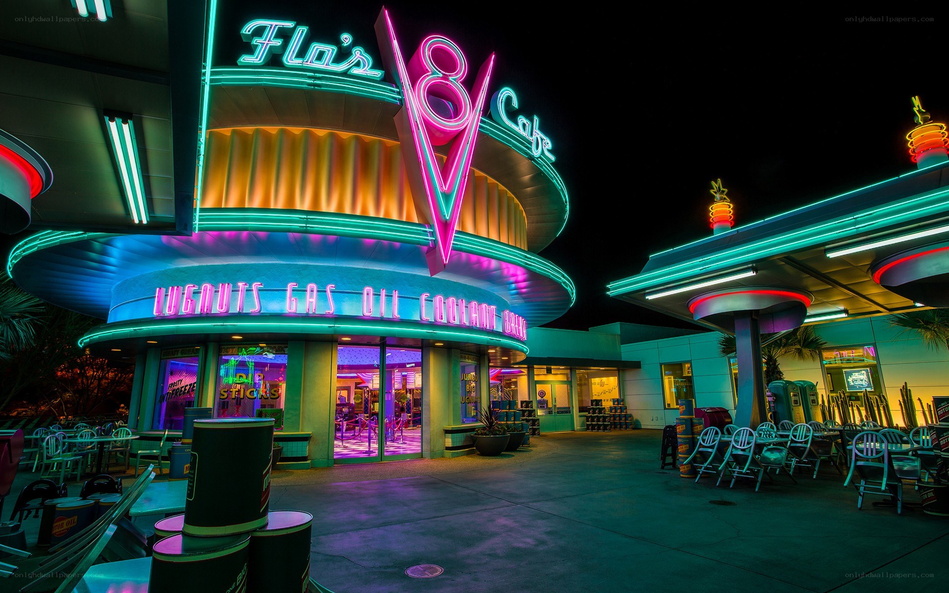 Flo's V8 Cafe at night