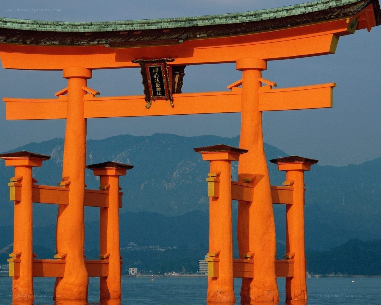 Floating torii gate at Itsukushima Shrine