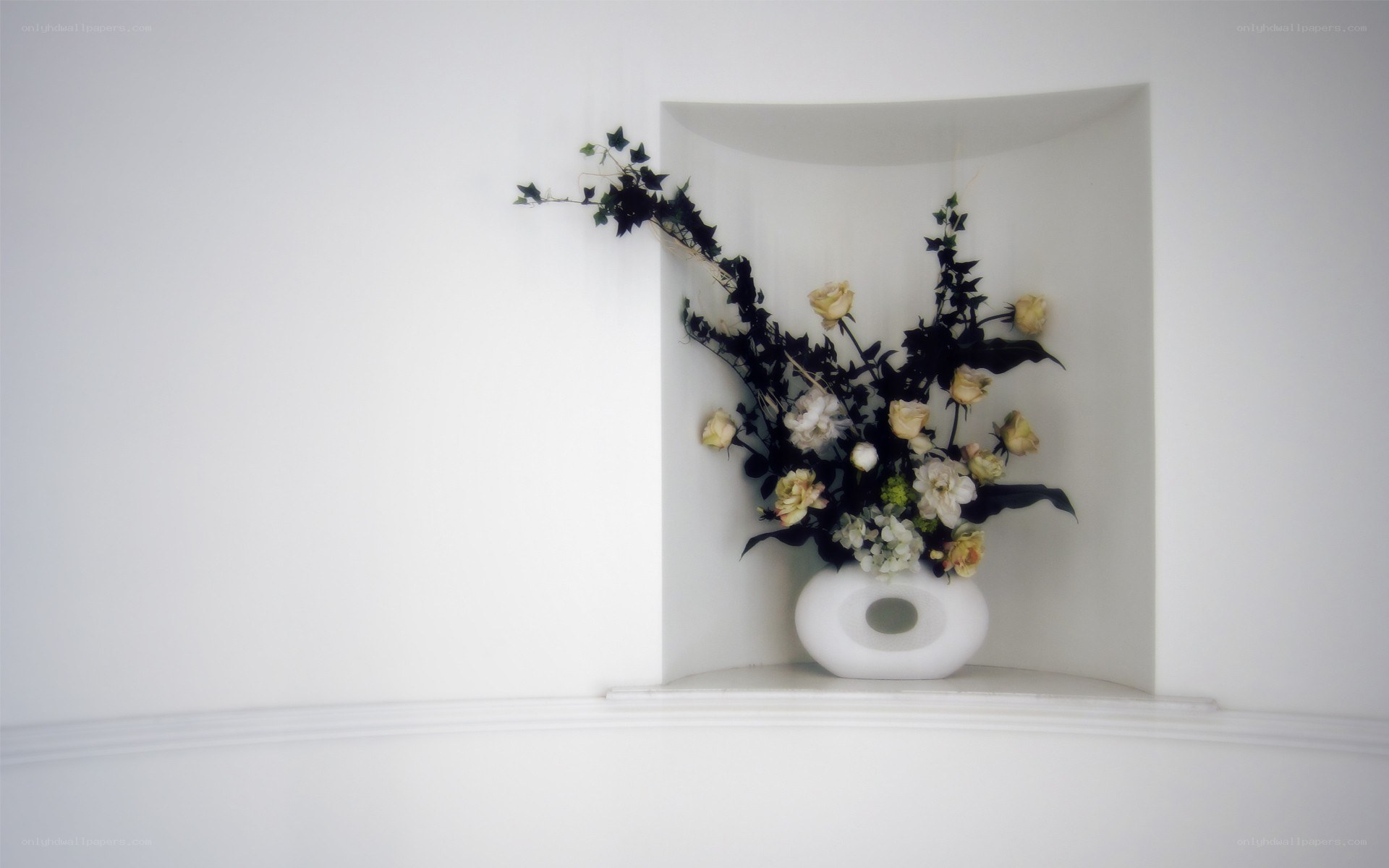 Floral arrangement in a niche