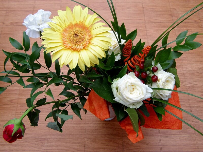 Floral arrangement with daisy and roses