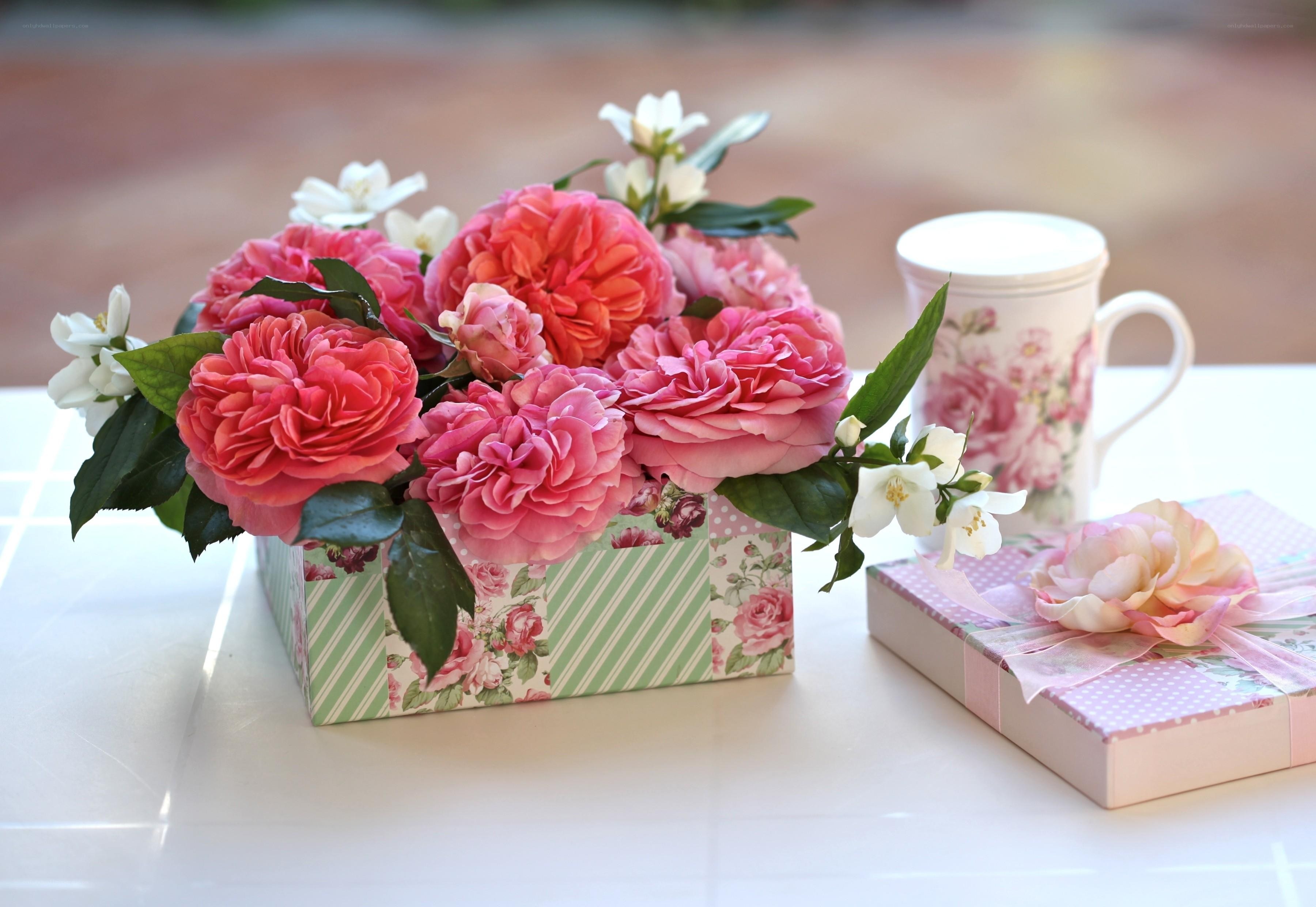 Floral arrangement with gift box
