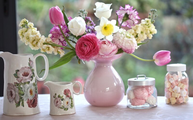 Floral arrangement with pastel flowers