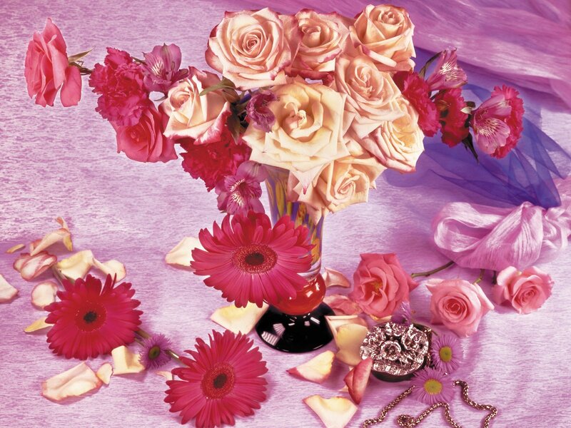 Floral arrangement with roses and gerbera