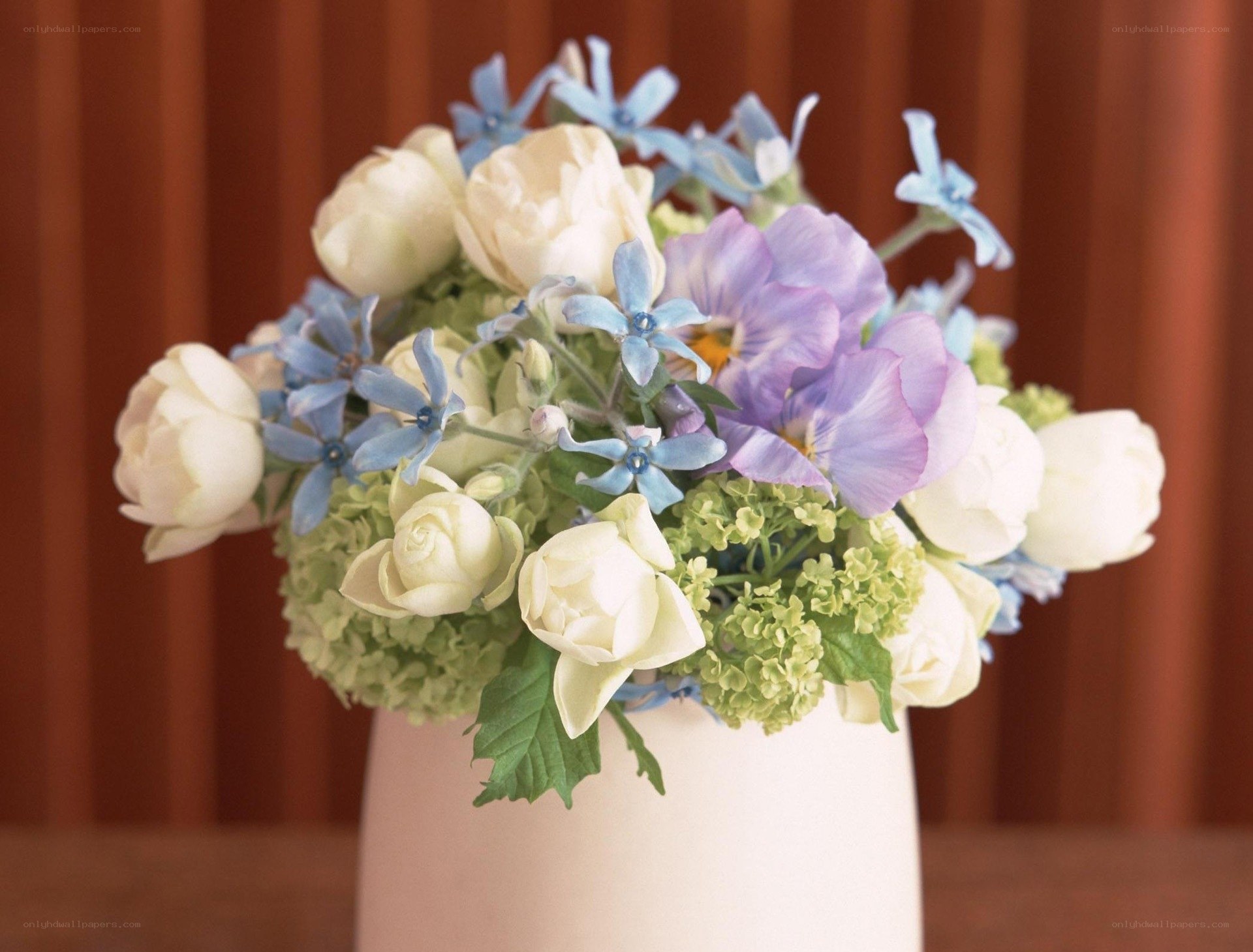 Floral arrangement with roses and hydrangeas