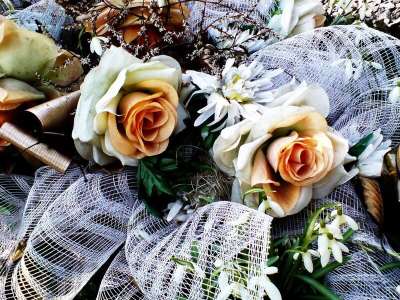 Floral arrangement with roses and mesh