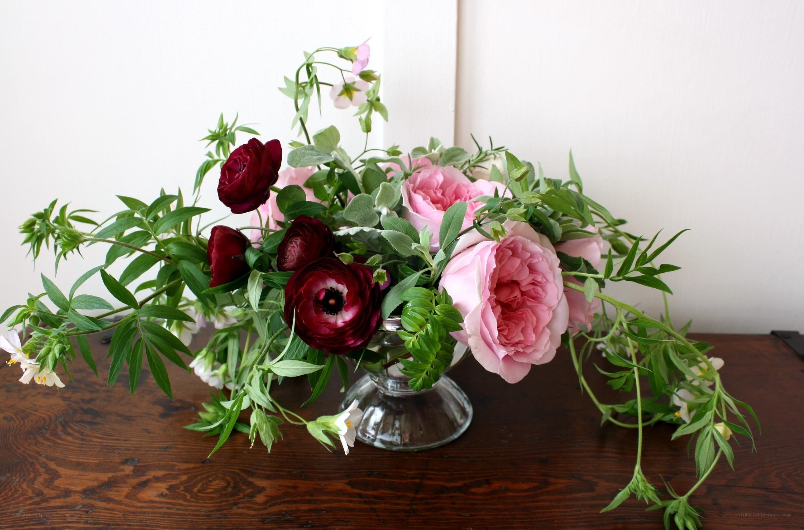 Floral arrangement with roses and ranunculus