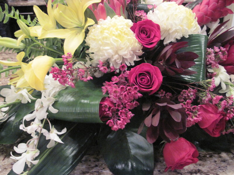 Floral Arrangement with Roses — Yellow