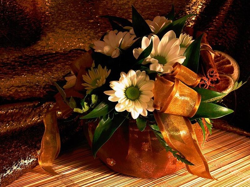 Floral arrangement with white daisies