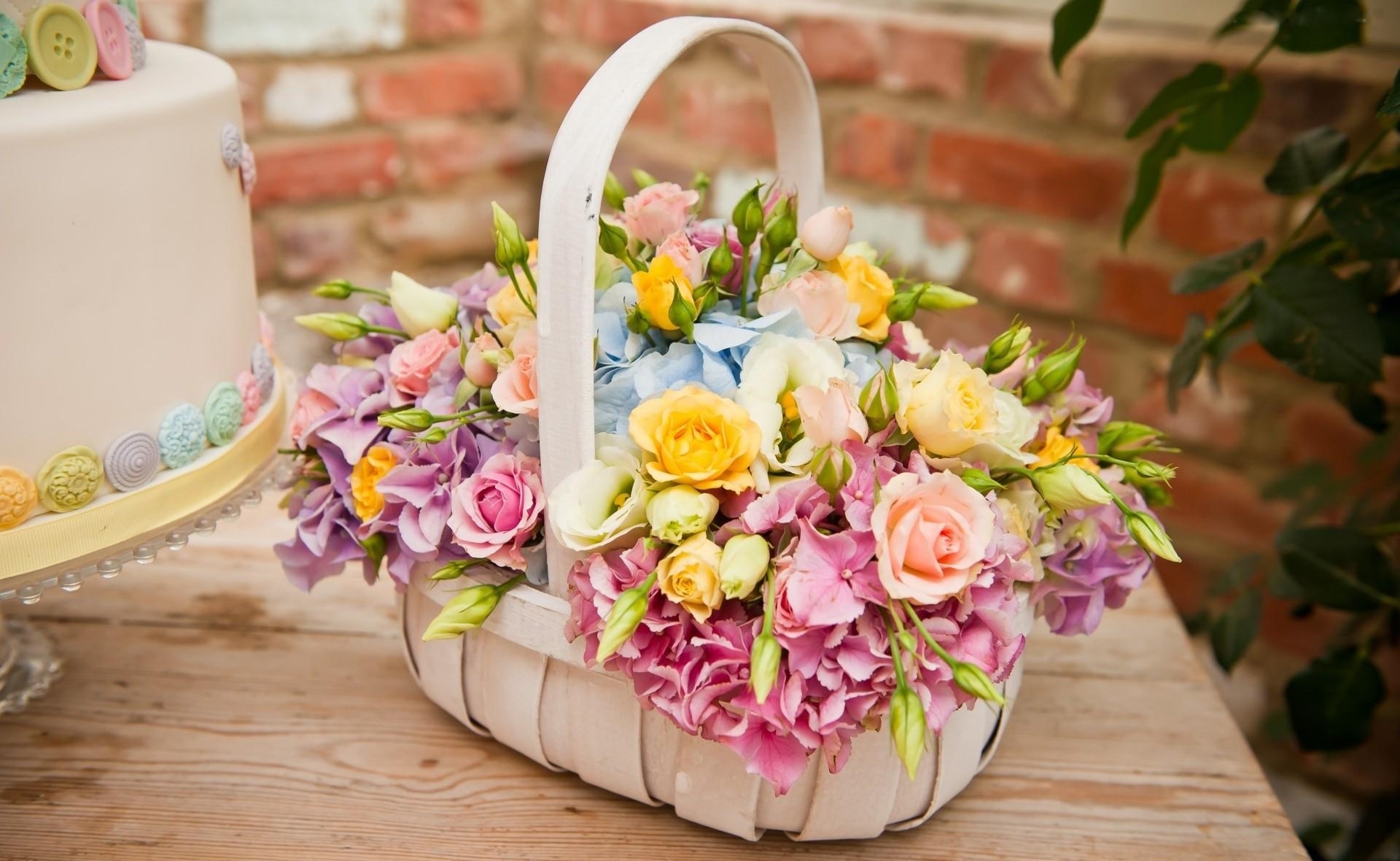 Floral basket with cake