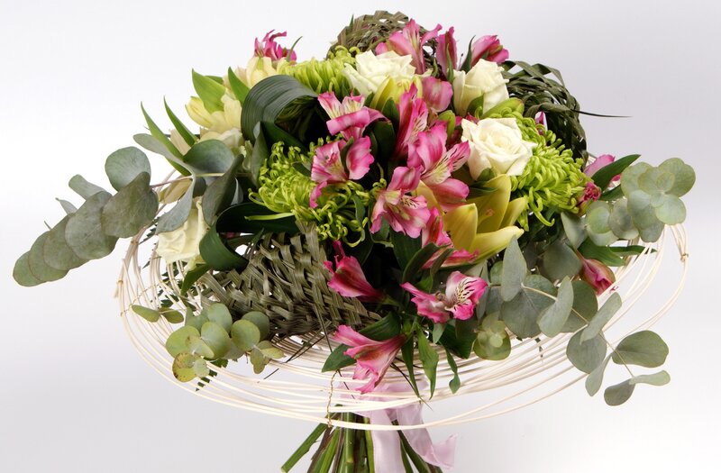 Floral bouquet with pink and white flowers