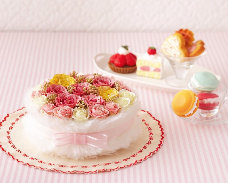 Floral Cake with Macarons