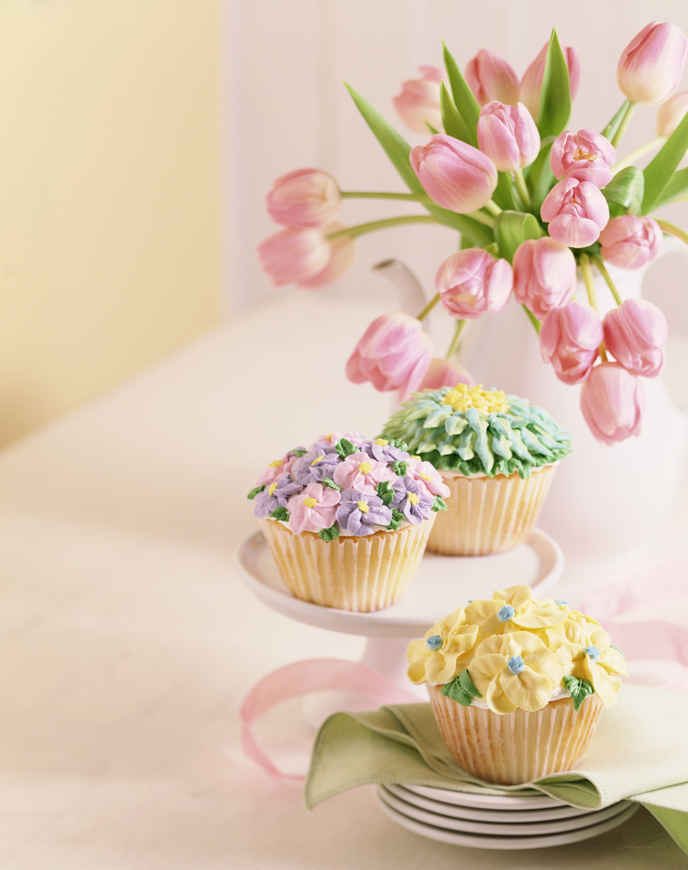 Floral cupcakes with tulips