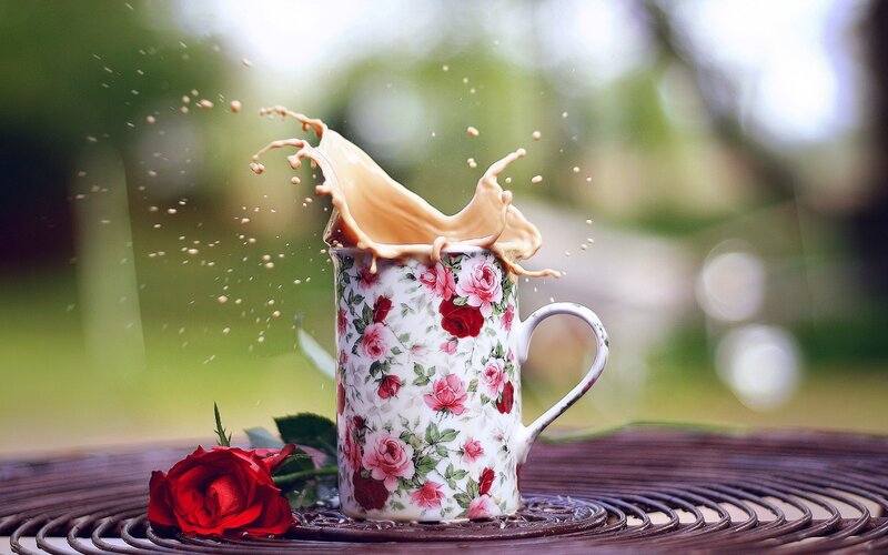 Floral Mug with Splashing Liquid