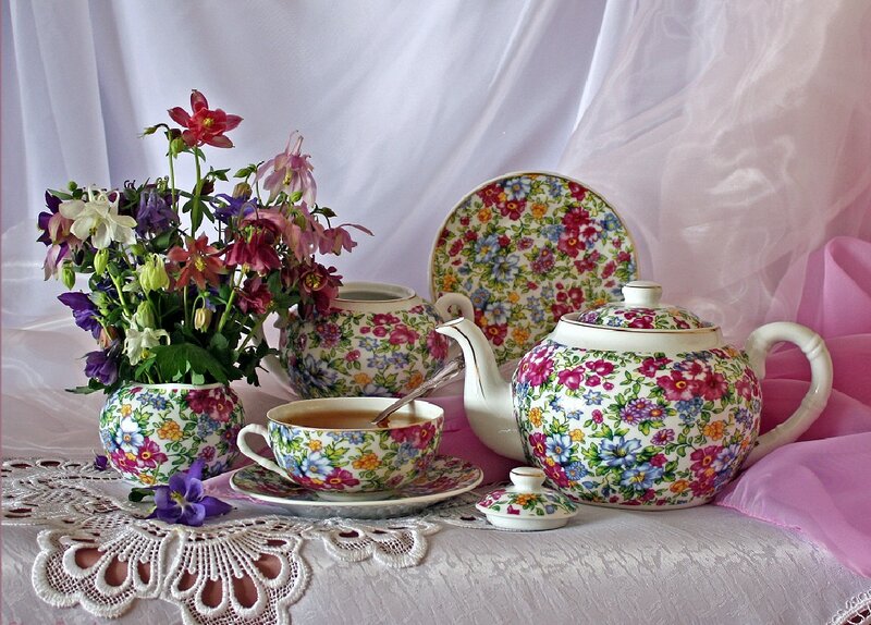 Floral Tea Set with Flowers — White, Serene