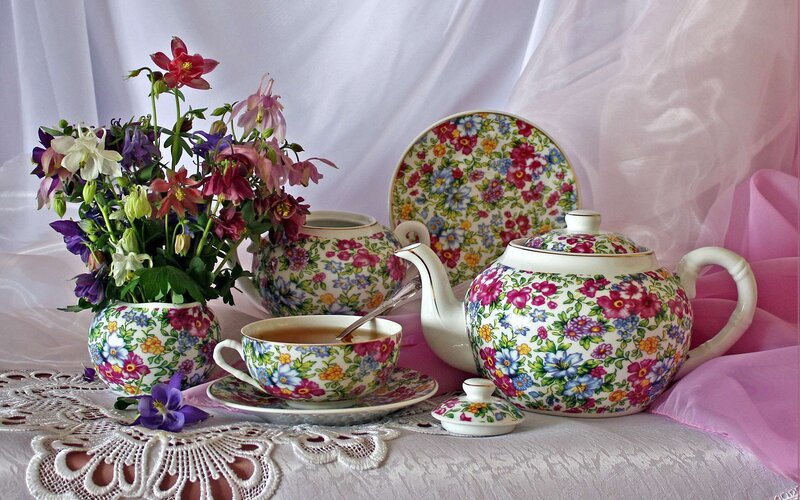 Floral Tea Set with Flowers — White
