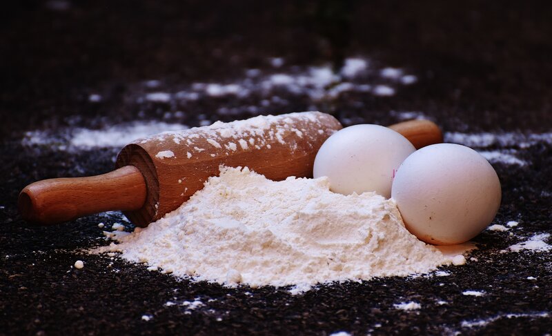 Flour and rolling pin