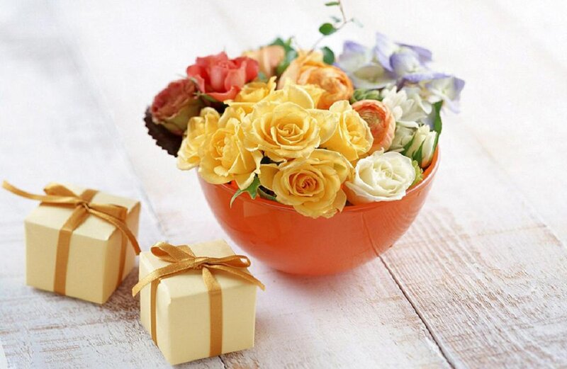 Flower Arrangement in Bowl — Yellow, Calm
