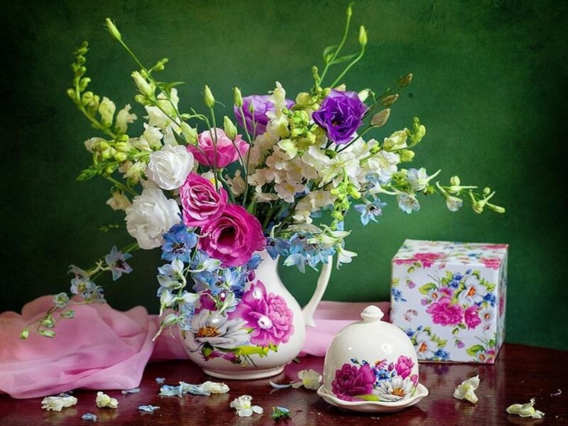Flower Arrangement in Vase — Green, Calm