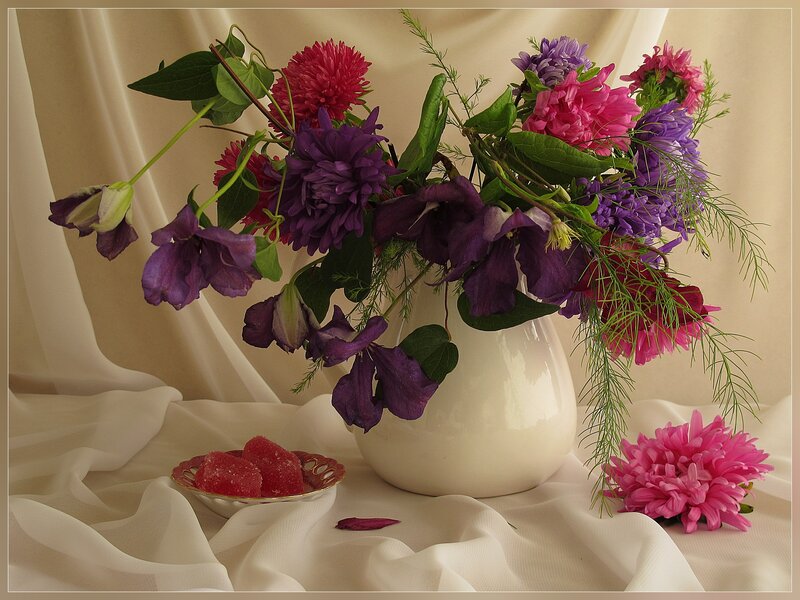 Flower Arrangement in Vase — Purple, Calm