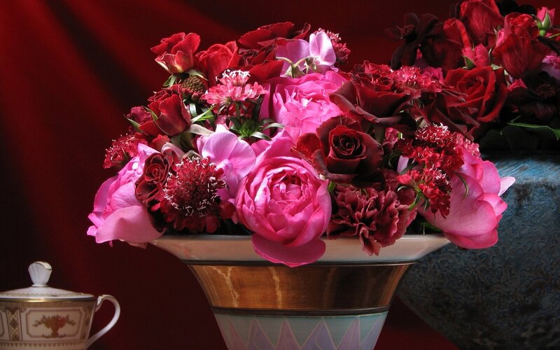 Flower Arrangement in Vase — Red, Dramatic, Photograph