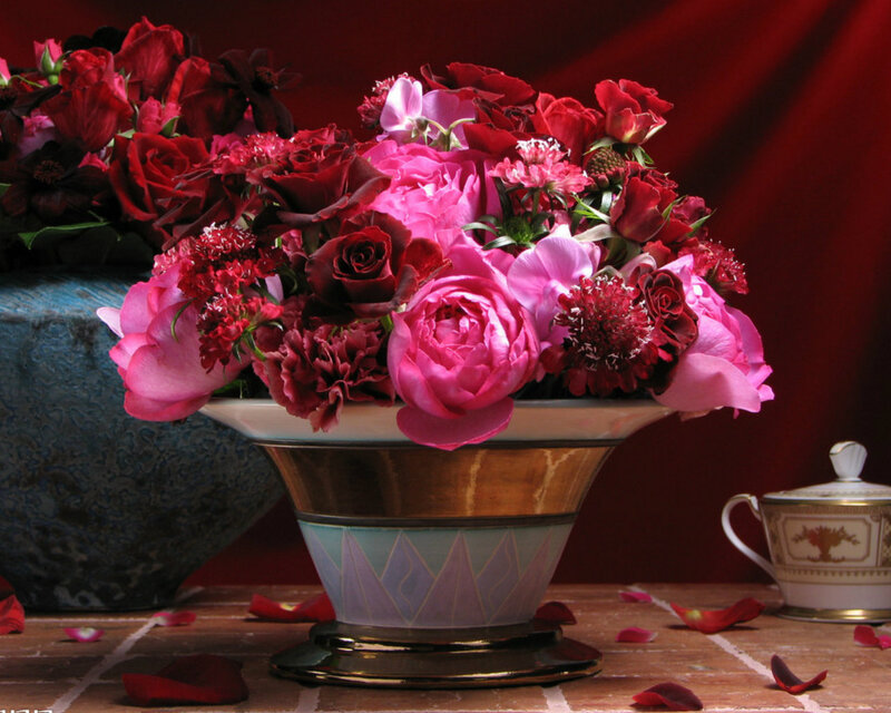 Flower Arrangement in Vase — Red, Dramatic
