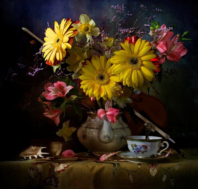 Flower Arrangement in Vase — Yellow, Dramatic